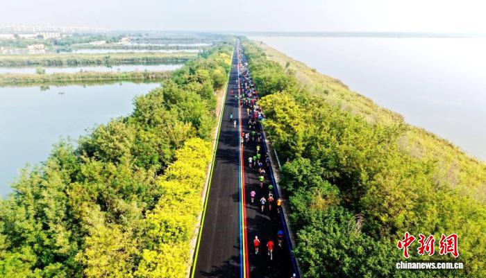 万名跑者齐聚团泊湖 全国34省选手共赴半程马拉