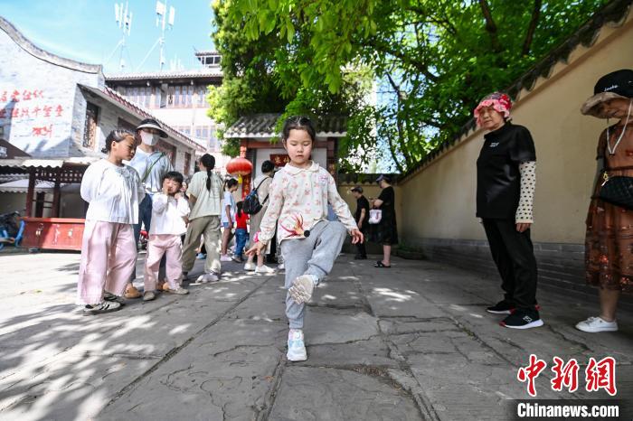 成都村毽公开赛燃情开赛 哪吒热潮引爆毽球运动