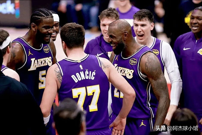 火箭与湖人季后赛附加赛前瞻：战术博弈与舆论